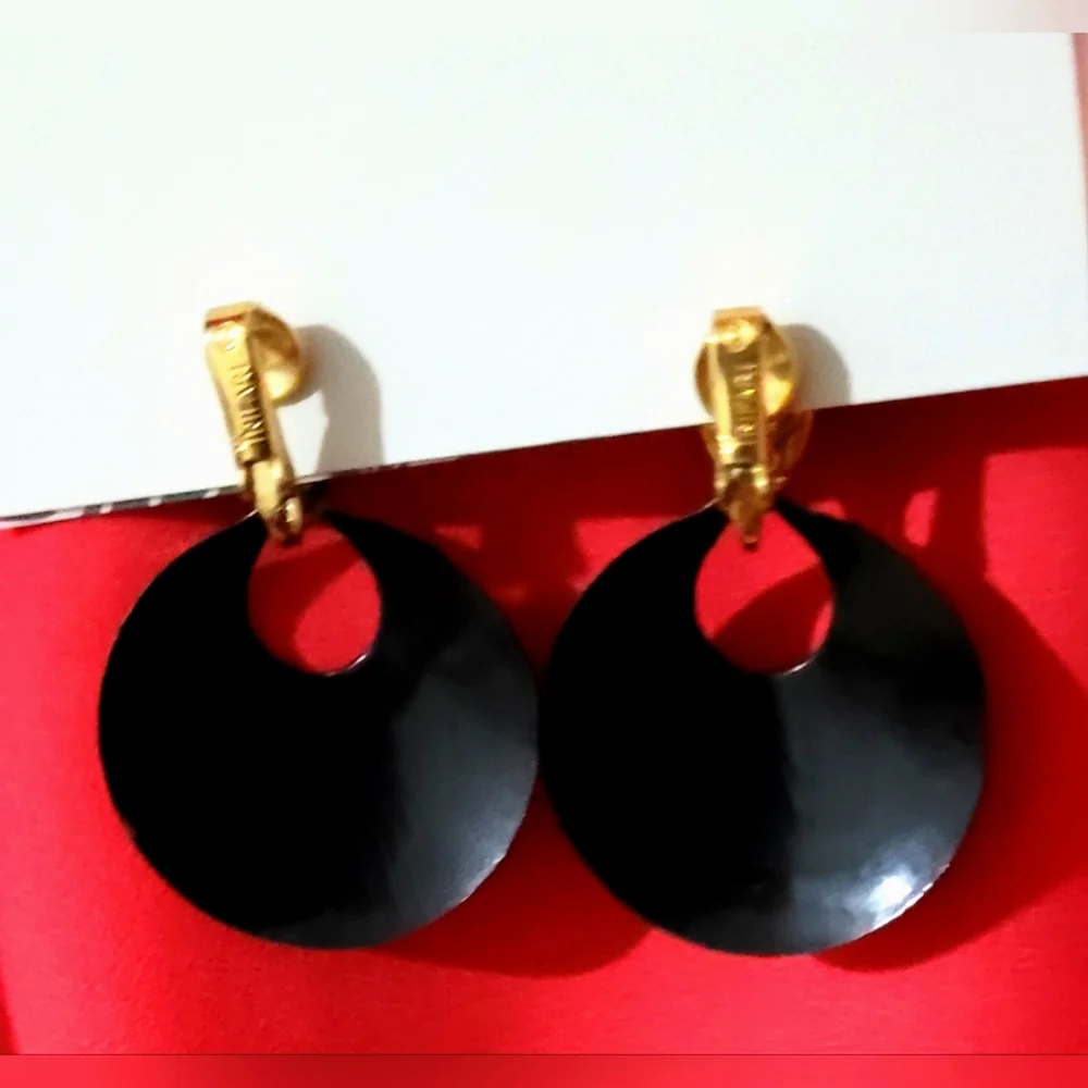 Vintage Trifari Black & Gold Tone Clip On Earrings.